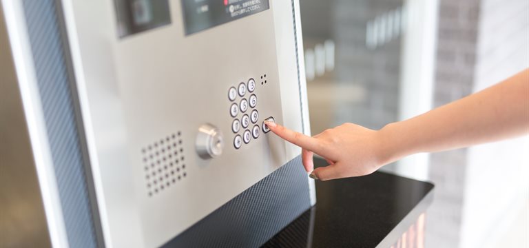 インターホンを操作する手